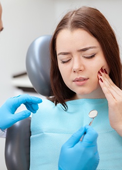 A woman seeing her dentist for her toothache